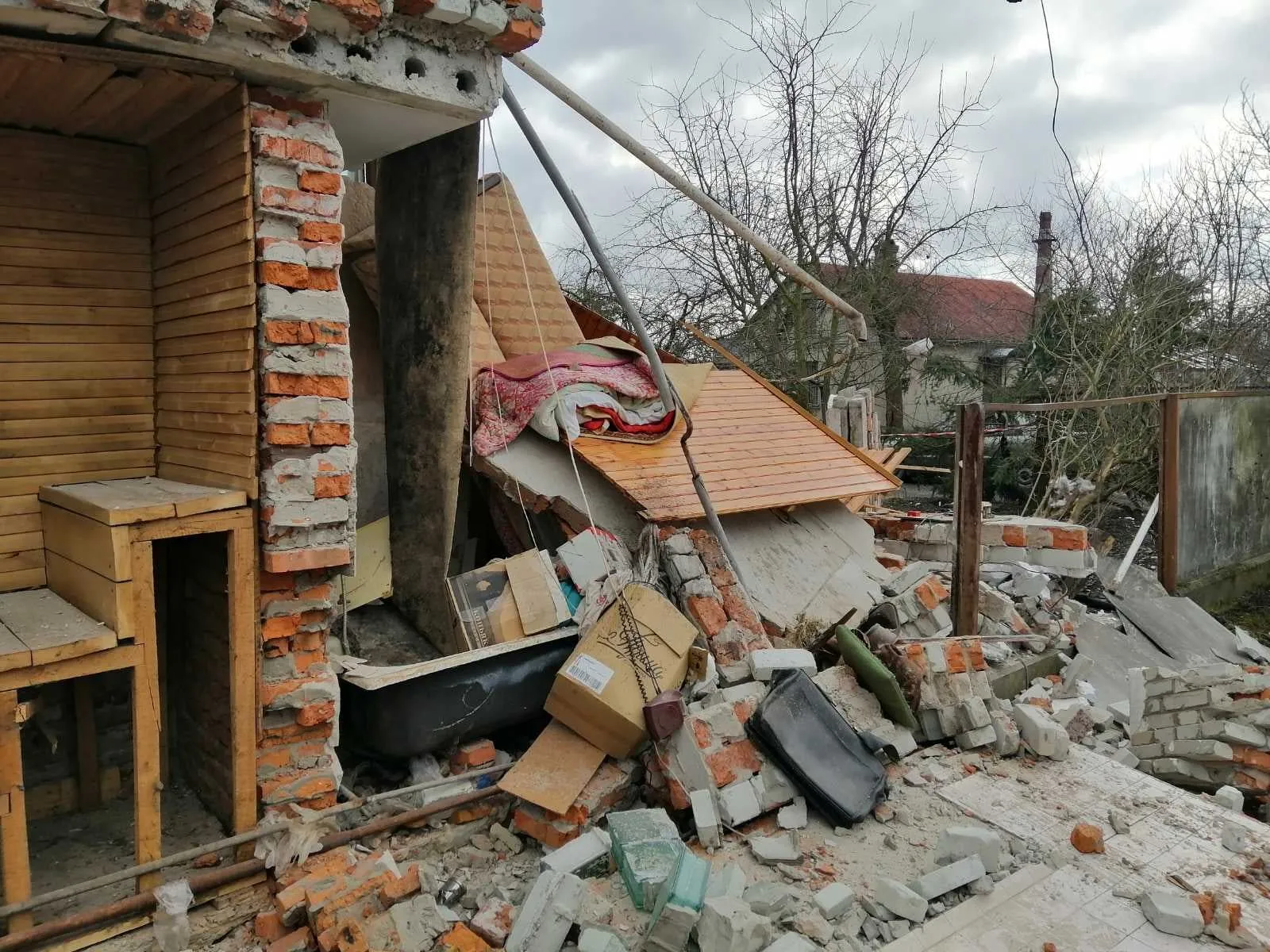 Потужний вибух на Львівщині: шматки будинку розлетілись у різні боки – фото
