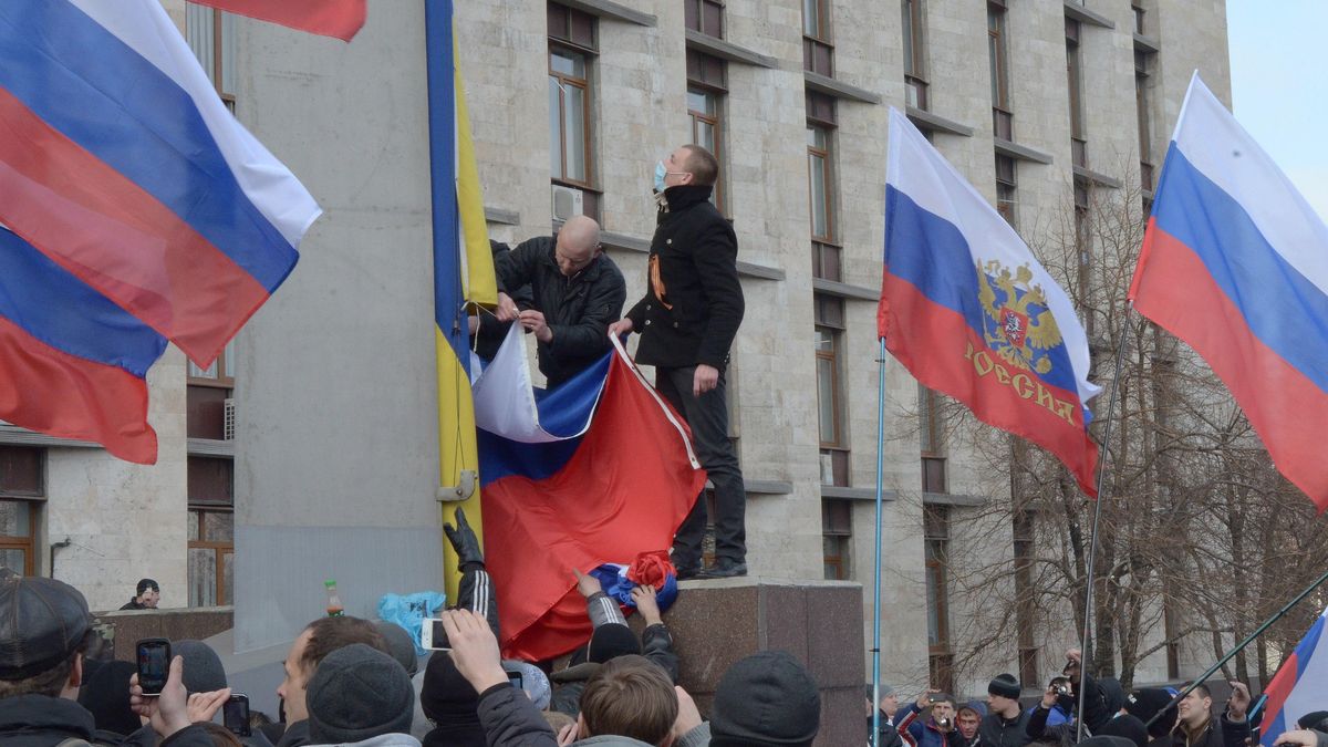 Як Луганськ та Донецьк опинились в окупації Як Луганськ та Донецьк опинились в окупації