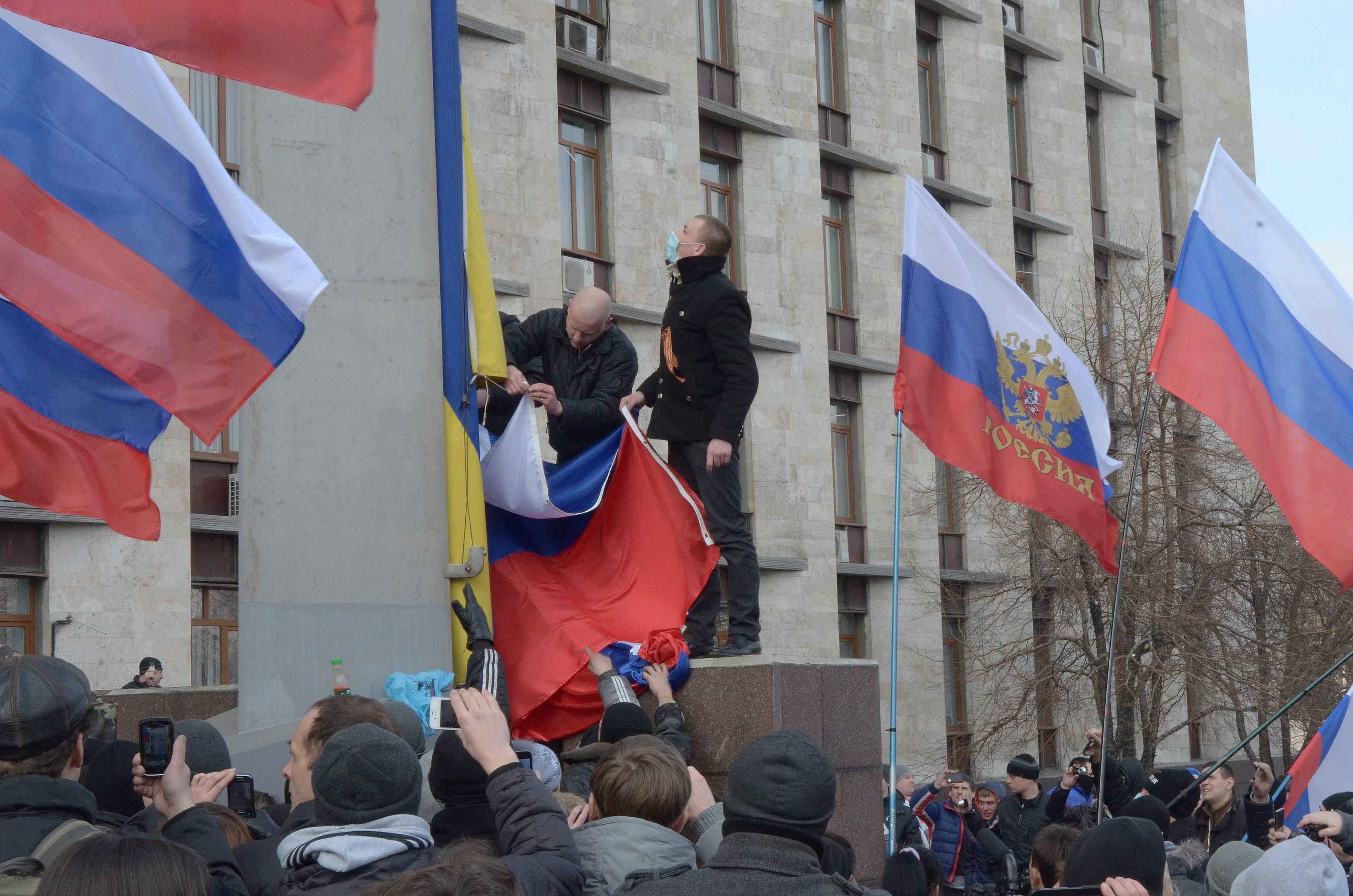 Як Луганськ та Донецьк опинились в окупації 