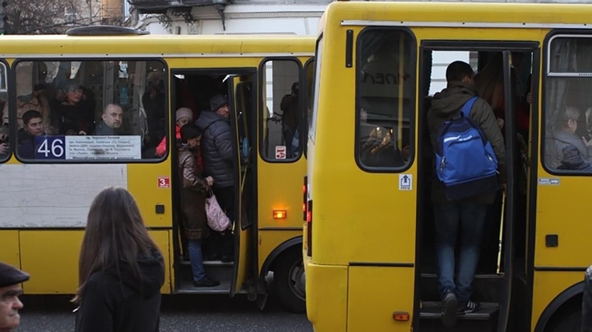 У Черкасах маму загиблого воїна висадили з маршрутки: фото У Черкасах маму загиблого воїна висадили з маршрутки: фото