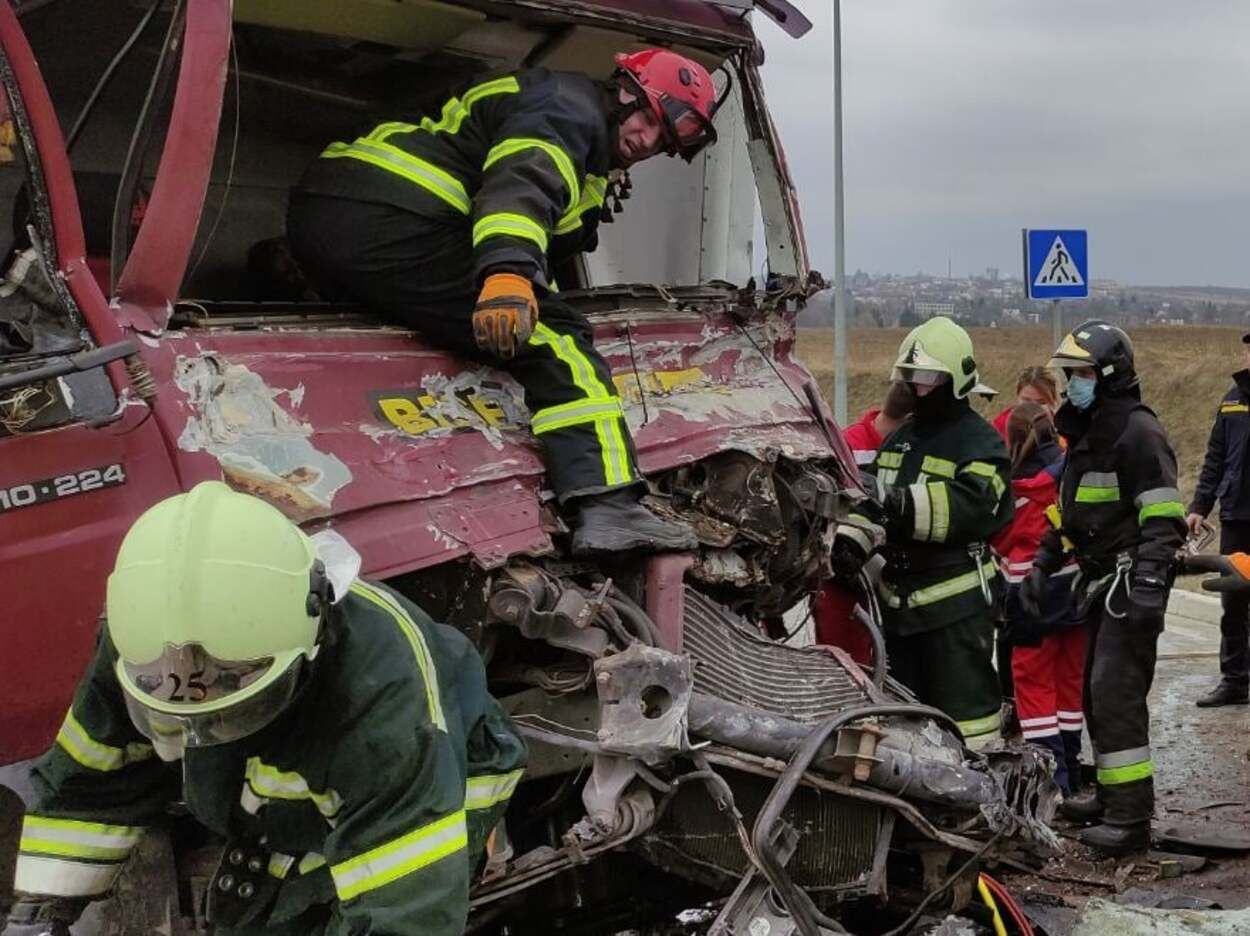 Водія затисло у салоні: поблизу Львова зіштовхнулись 2 вантажівки – фото