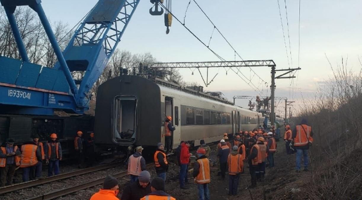 Потяг, який потрапив в аварію біля Славгорода, підняли