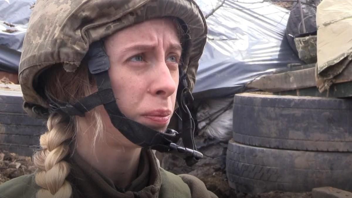 Під Шумами військова медикиня відтягла пораненого бійця з-під обстрілу Під Шумами військова медикиня відтягла пораненого бійця з-під обстрілу