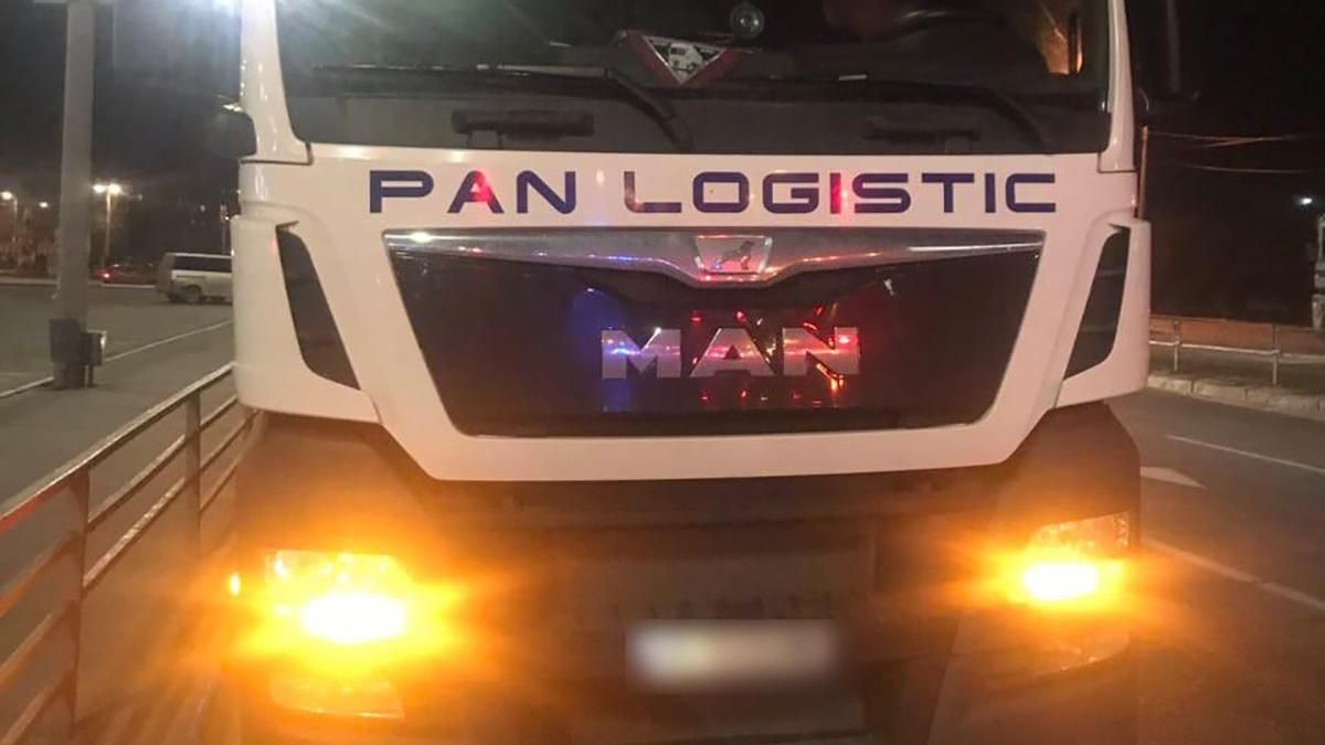 В Харькове мужчина мыл фары и попал под грузовик: фото В Харькове мужчина мыл фары и попал под грузовик: фото