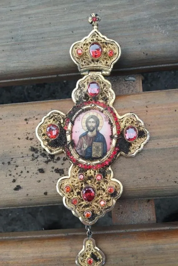 Вбив двері й вкрав хрести: на Львівщині неповнолітній пограбував церкву – фото