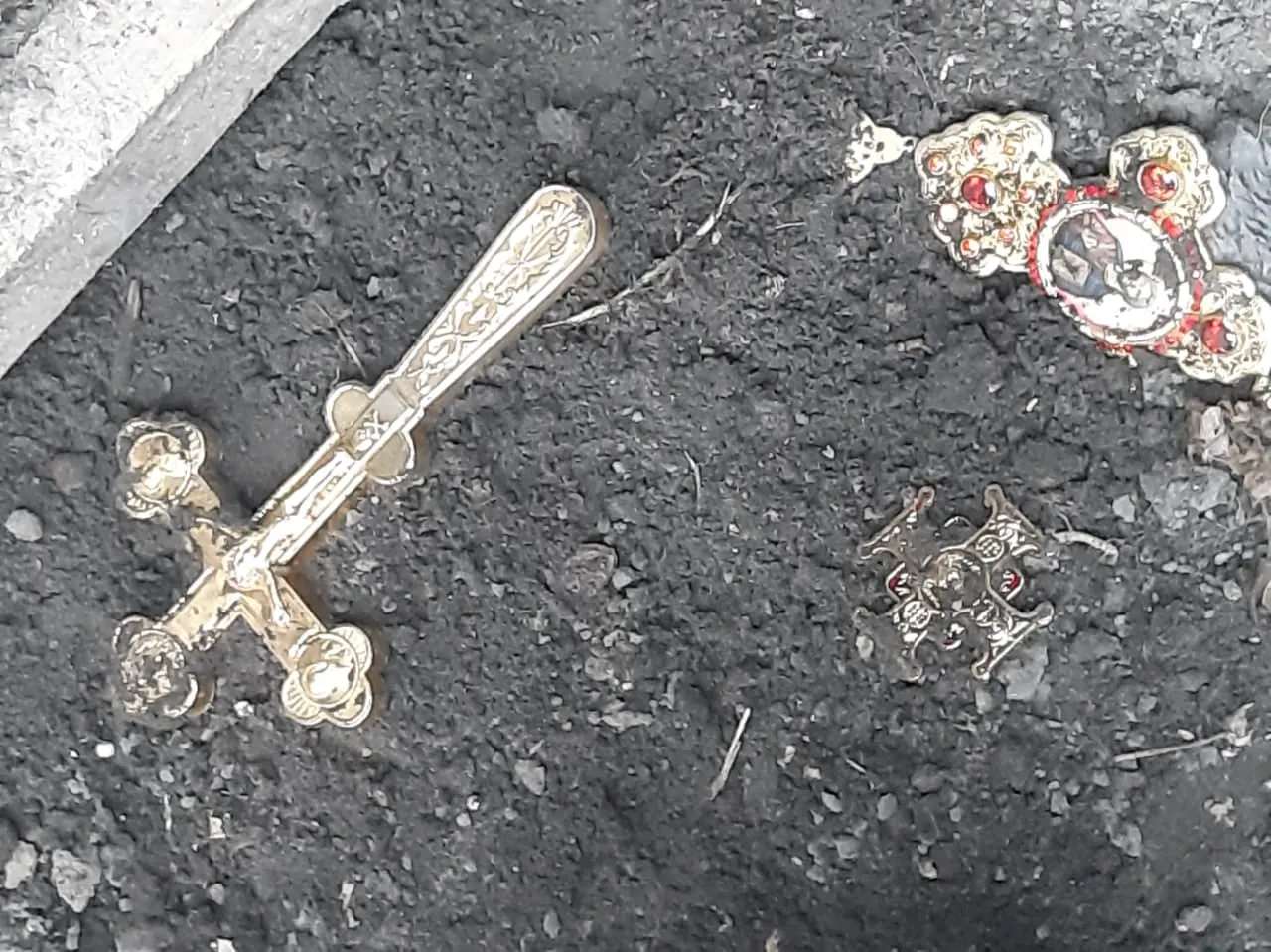 Вбив двері й вкрав хрести: на Львівщині неповнолітній пограбував церкву – фото Вбив двері й вкрав хрести: на Львівщині неповнолітній пограбував церкву – фото