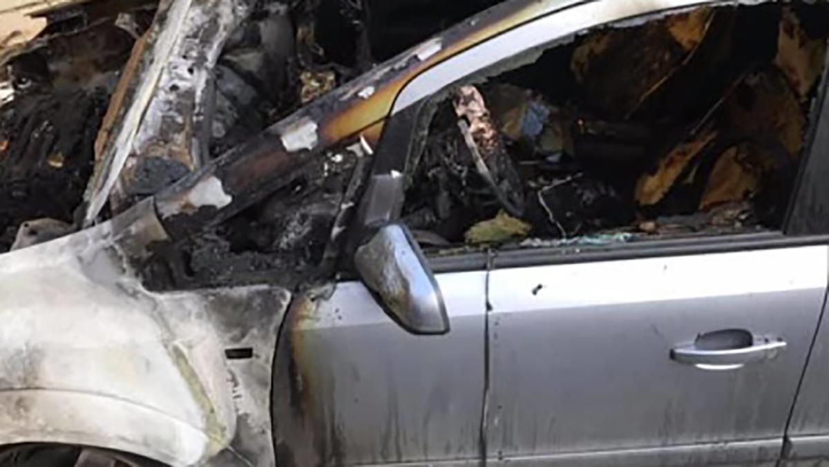 Біля Дніпра згоріло авто з тілом: він зник безвісти – фото