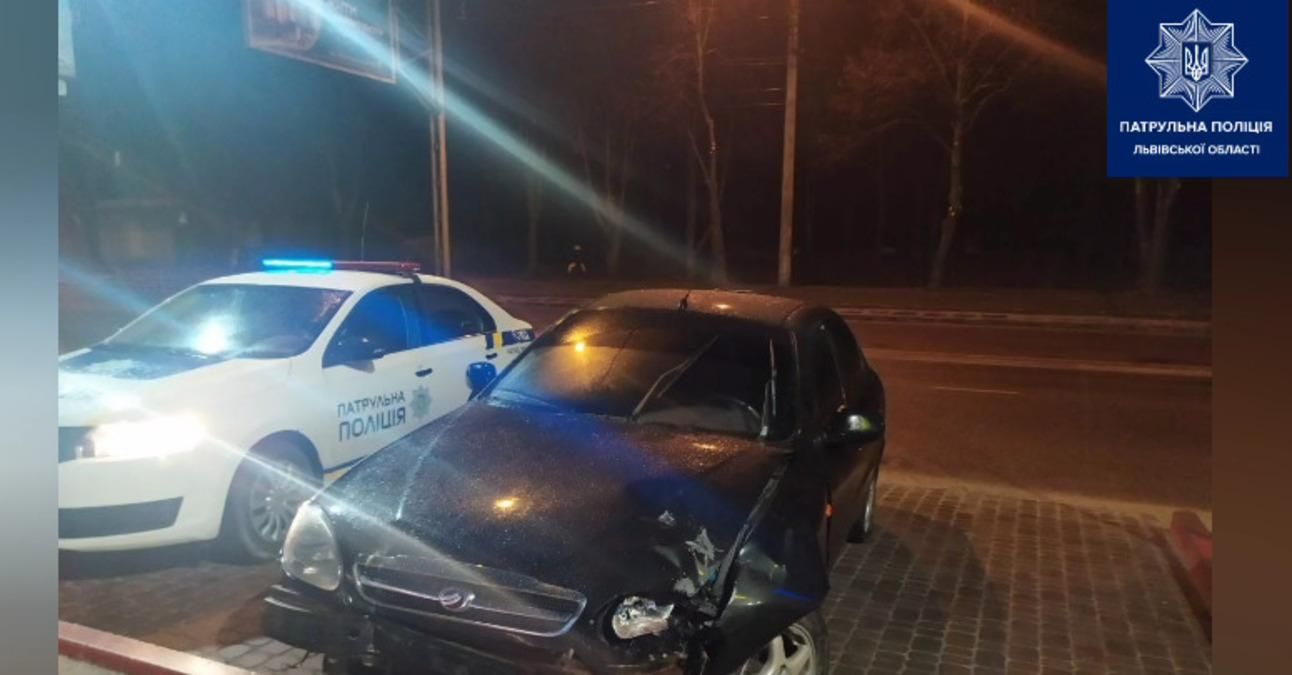 Во Львове пьяный виновник ДТП пытался откупиться от патрульных за 1000 долларов: видео Во Львове пьяный виновник ДТП пытался откупиться от патрульных за 1000 долларов: видео