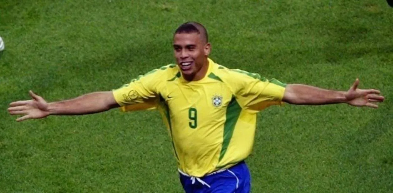 Роналдо попросив вибачення у матерів своїх фанатів за стрижку 2002 року Роналдо попросив вибачення у матерів своїх фанатів за стрижку 2002 року