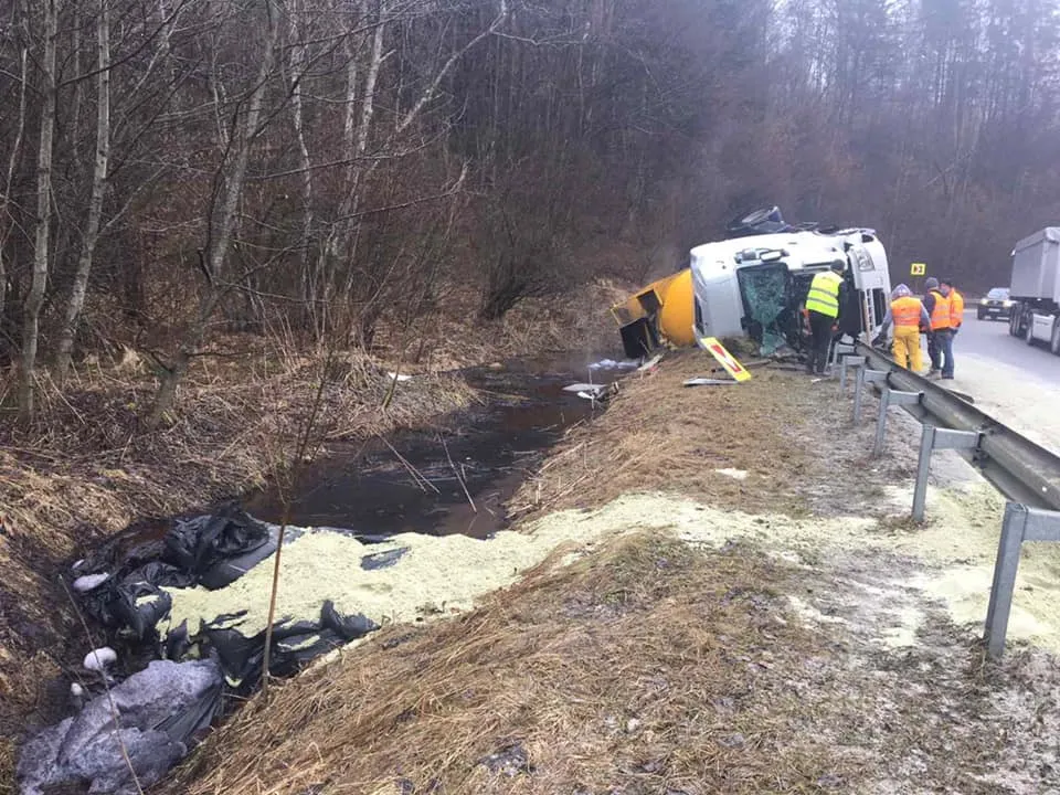 На Львівщині перекинулась вантажівка: 23 тонни бітуму могли потрапити у річку – фото