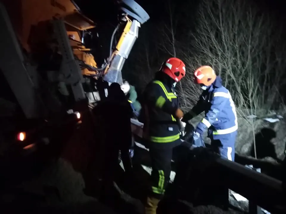 На Львівщині перекинулась вантажівка: 23 тонни бітуму могли потрапити у річку – фото