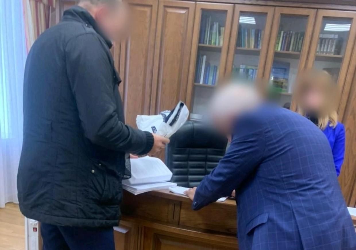 Слідчі просять відсторонити керівника НААН від посади через корупцію Слідчі просять відсторонити керівника НААН від посади через корупцію