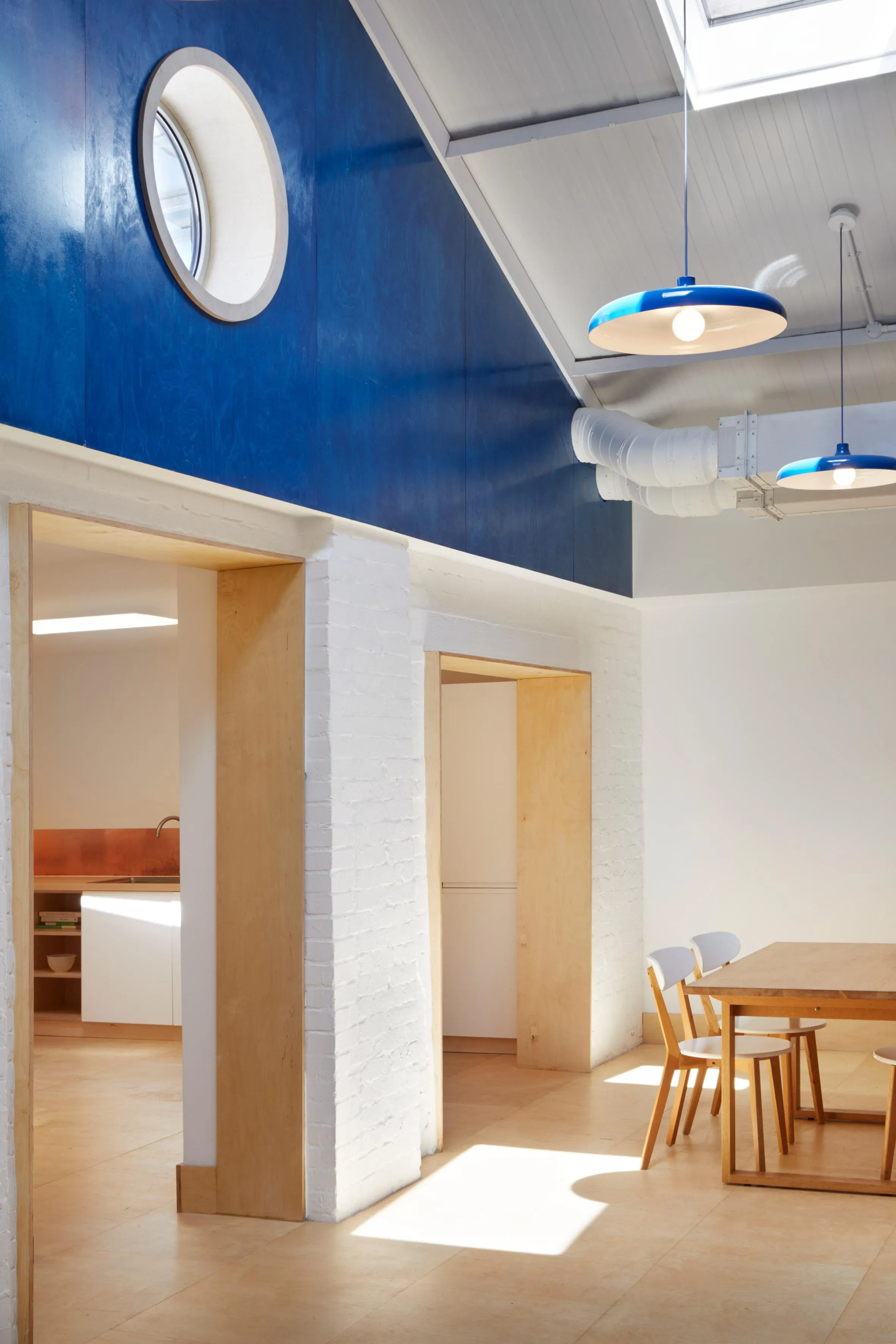 В интерьере использовали синий и белый цвета, а также дерево и фанеру В интерьере использовали синий и белый цвета, а также дерево и фанеру