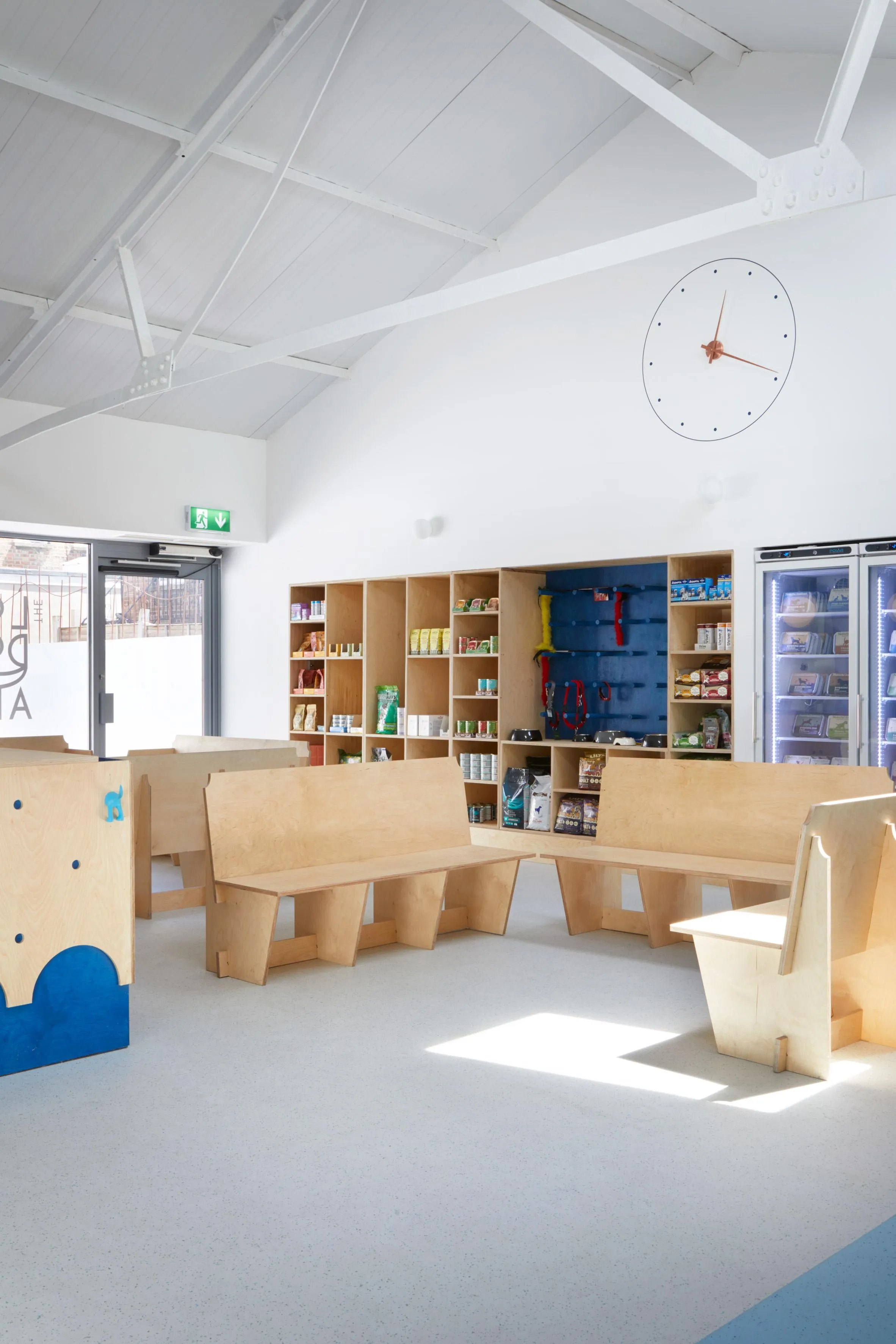 Хозяева с собаками и кошками размещаются на различных типах диванов Хозяева с собаками и кошками размещаются на различных типах диванов