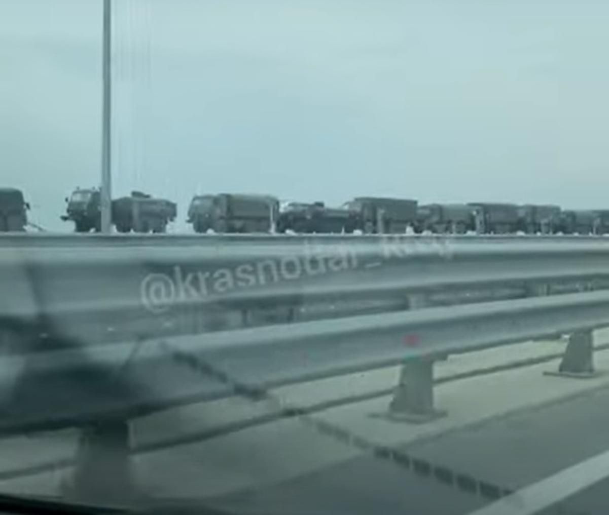 Росія стягує до Криму військову техніку: відео