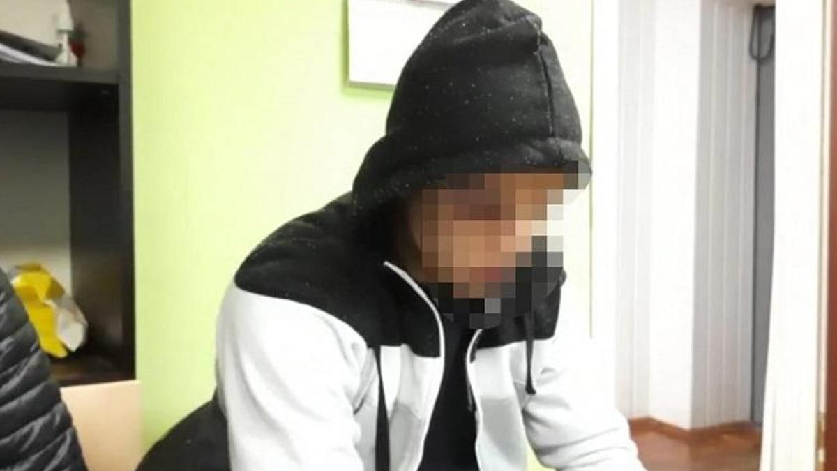 В Киеве ребята справили нужду на полицейскую машину - видео В Киеве ребята справили нужду на полицейскую машину - видео