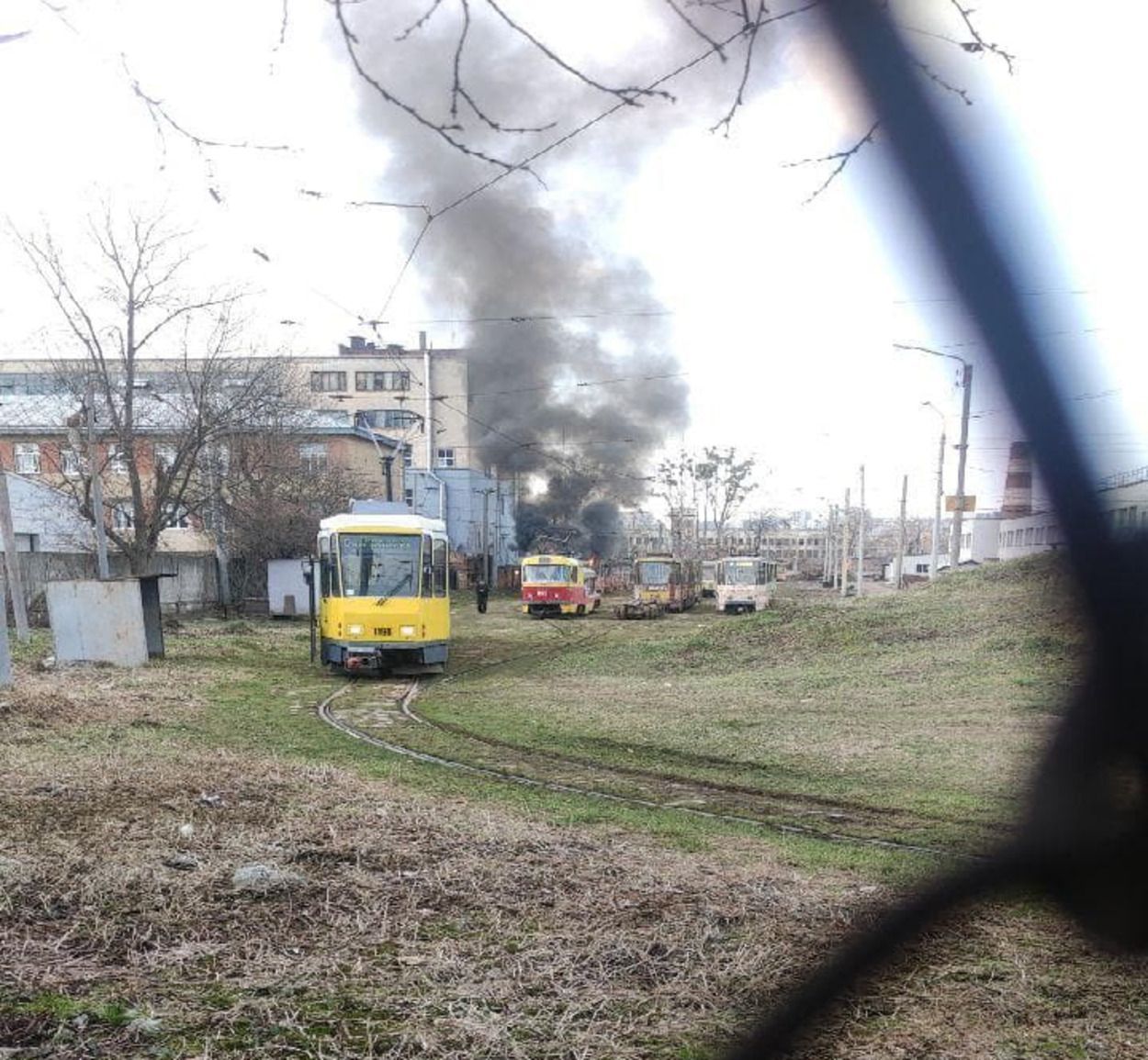 Підозрюють підпал: у Львові в депо загорівся трамвай – фото