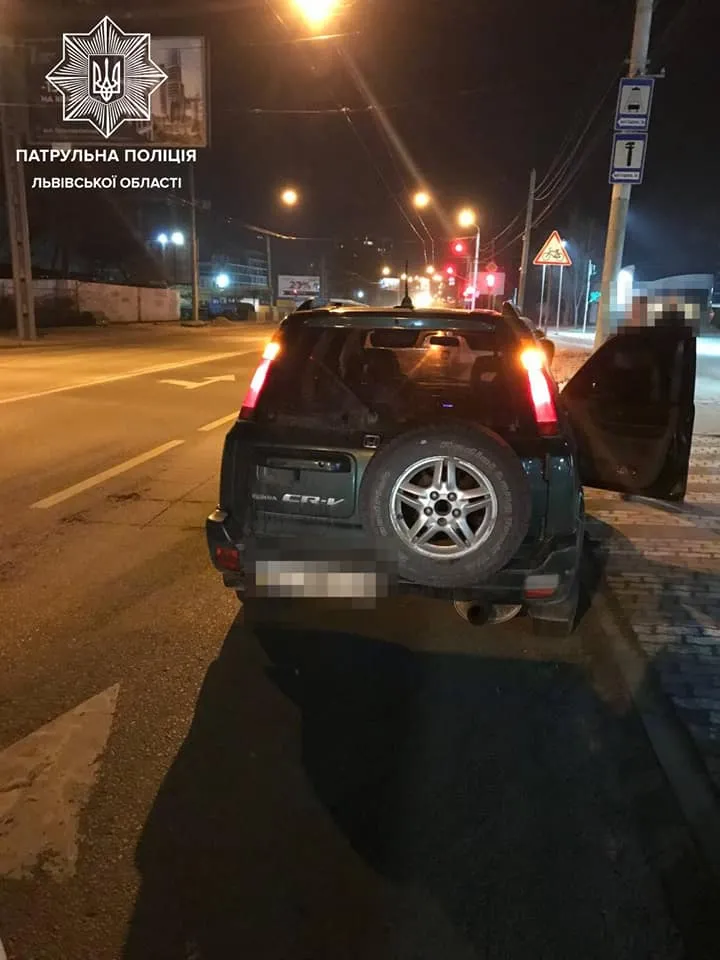 Львівські патрульні зупинили Honda CR-V з 14-річною дівчиною за кермом: фото