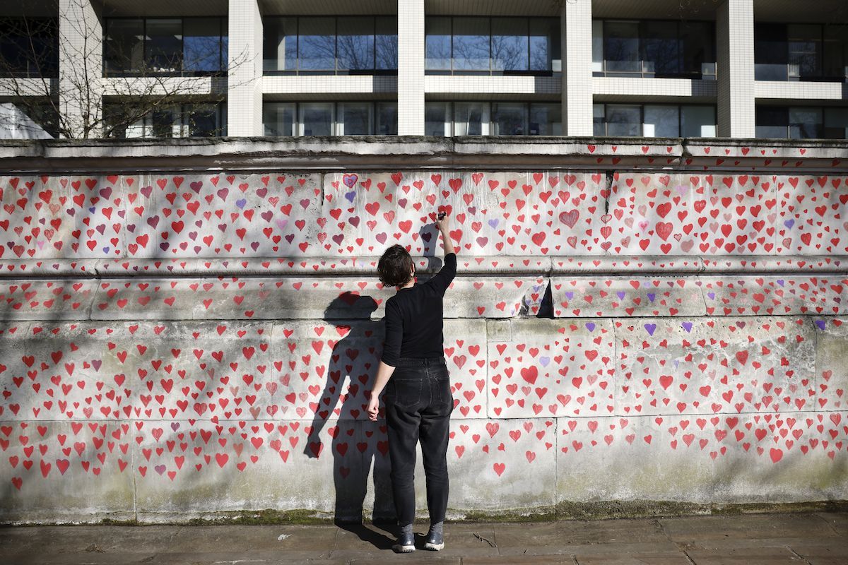 Тысячи сердец нарисовали в Лондоне в память по умершим от COVID