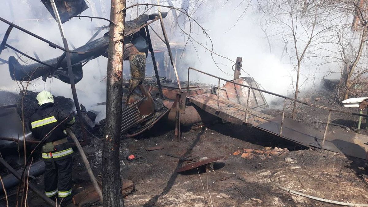 В Киеве горели дачи возле парка Наталья: их тушили с пожарного катера