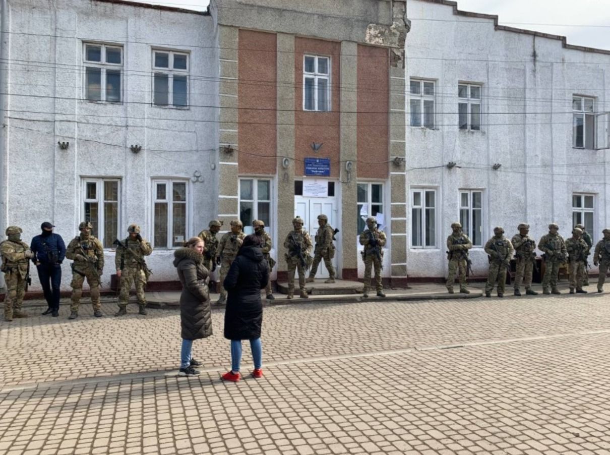 В СБУ объяснили, что делали у здания ОИК на Прикарпатье В СБУ объяснили, что делали у здания ОИК на Прикарпатье