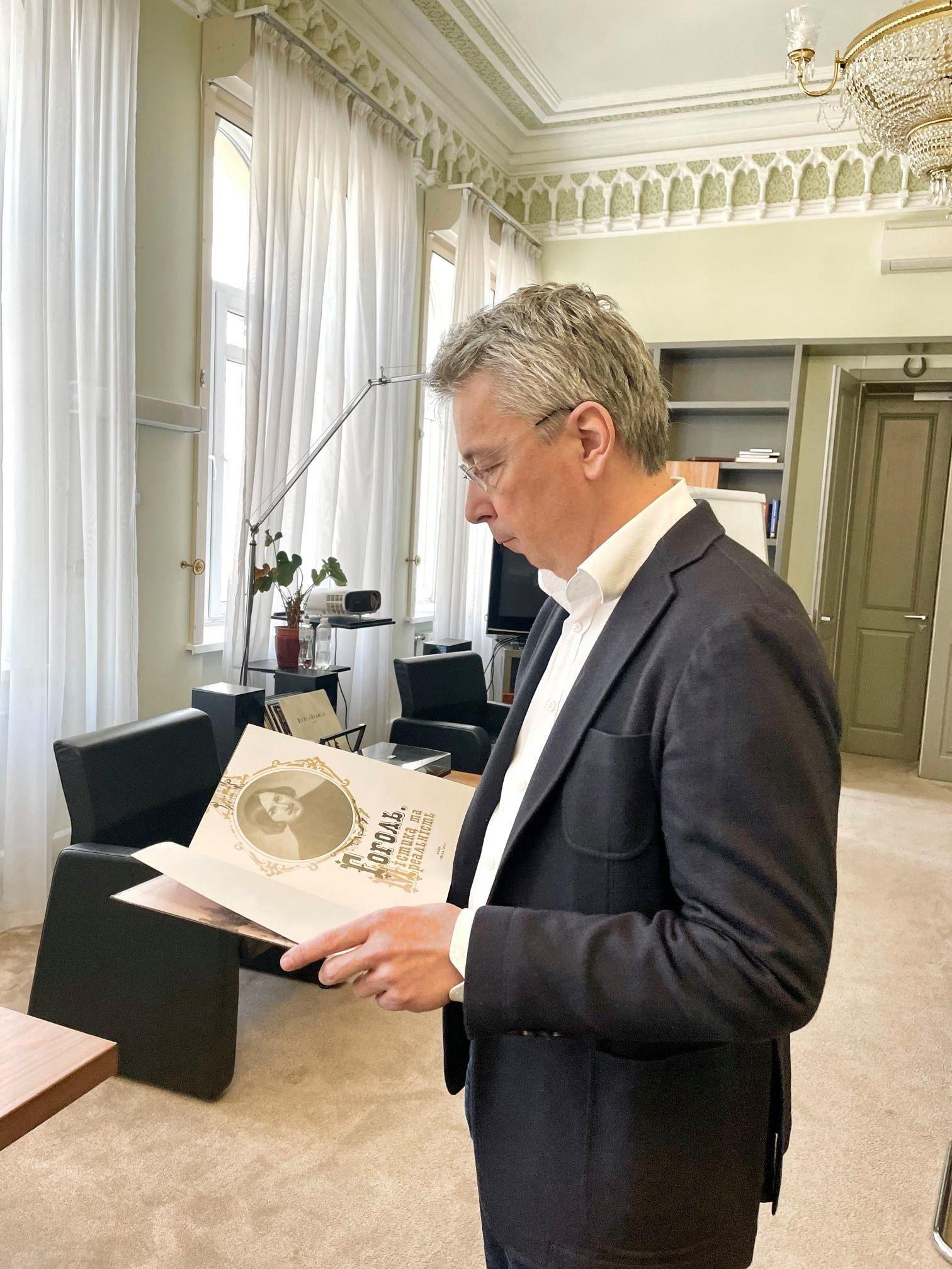 Гоголя принудительно записали в российские писатели за-за языка Гоголя принудительно записали в российские писатели за-за языка