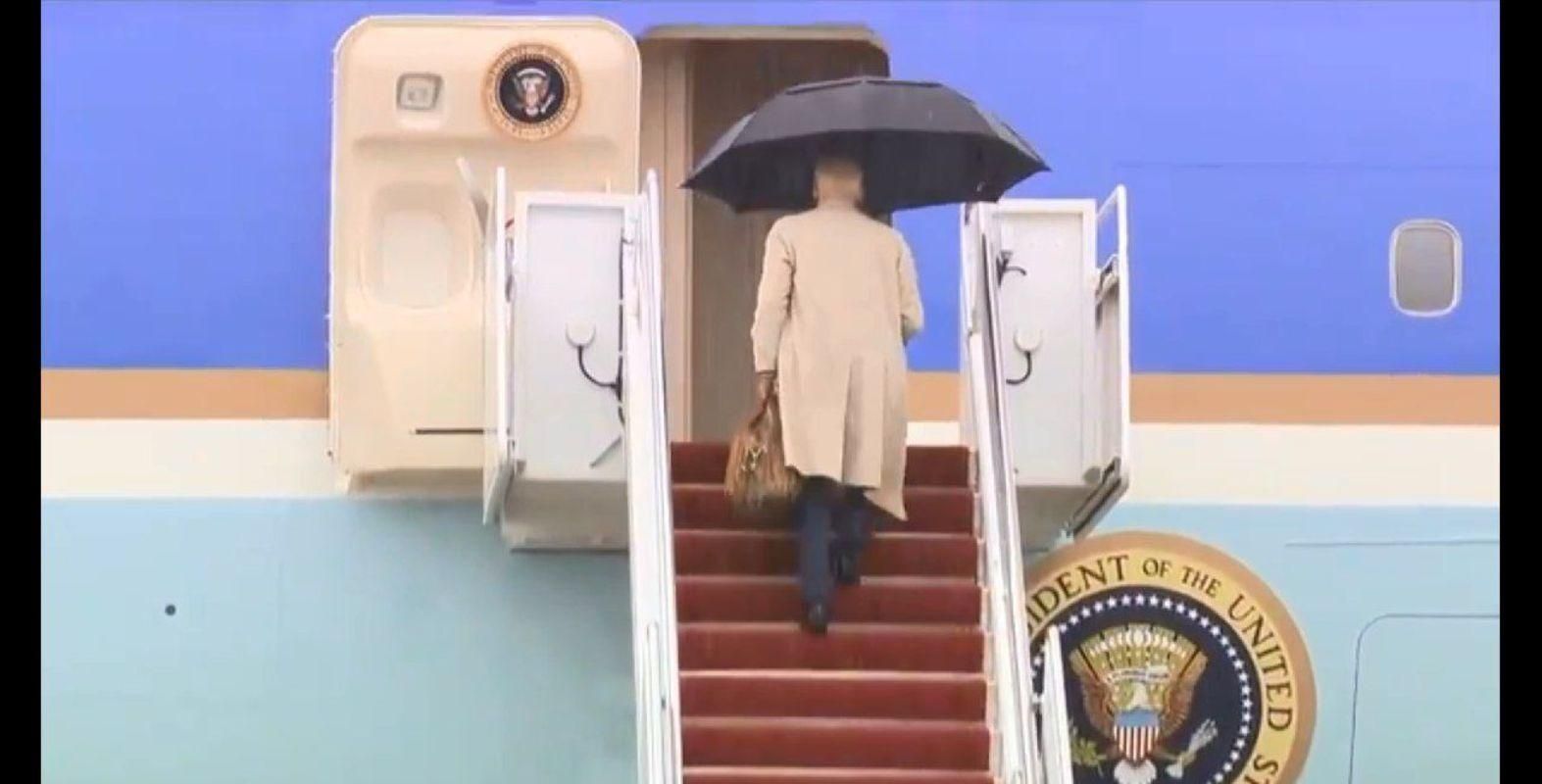 Байден знову спіткнувся на трапі президентського літака; відео 