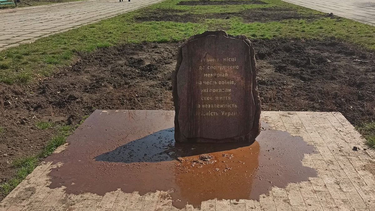 В Одесі пам'ятник героям АТО облили фекаліями В Одесі пам'ятник героям АТО облили фекаліями