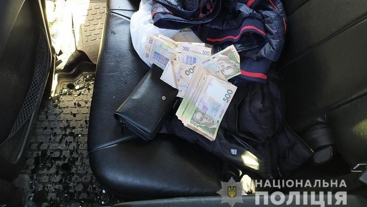 На Троєщині у Києві у чоловіка відібрали 300 тисяч гривень На Троєщині у Києві у чоловіка відібрали 300 тисяч гривень