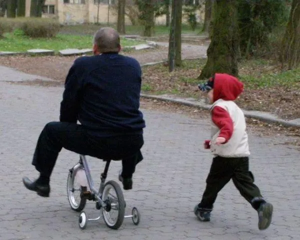 Чоловік на дитячому велосипеді Чоловік на дитячому велосипеді