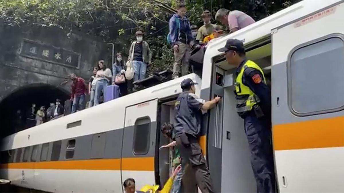 В Тайване пассажирский поезд сошел с рельсов: более 30 человек погибли