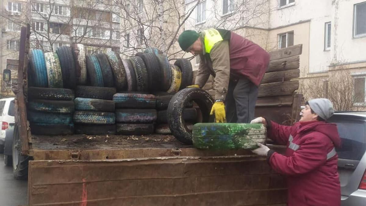 В Киеве очищают дворы от автошин: в каких районах продолжаются работы 