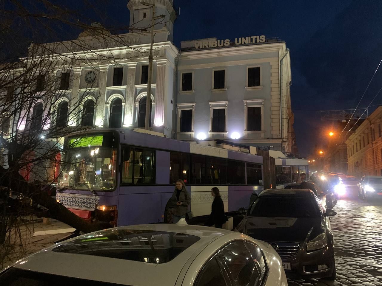 Виїав на клумби під ратушею: аварія тролейбуса в Чернівцях – відео