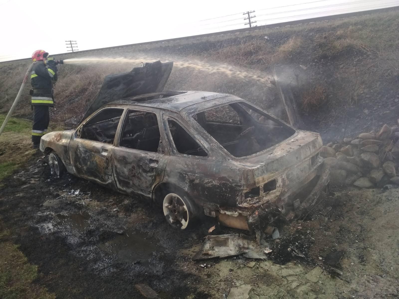 На Львівщині через спалювання сухої трави вщент згоріло припарковане авто: фото 