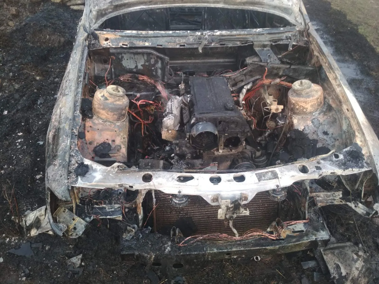 На Львівщині через спалювання сухої трави вщент згоріла припаркована автівка: фото 