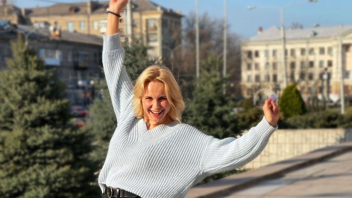 Лілія Ребрик зачарувала весняним образом у блакитному светрі: фото