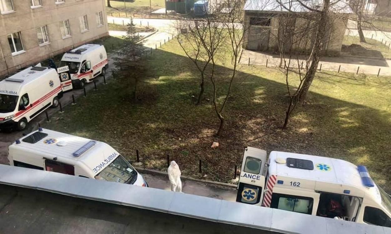 Під львівською лікарнею утворилась черга зі швидких з хворими на COVID-19: фото