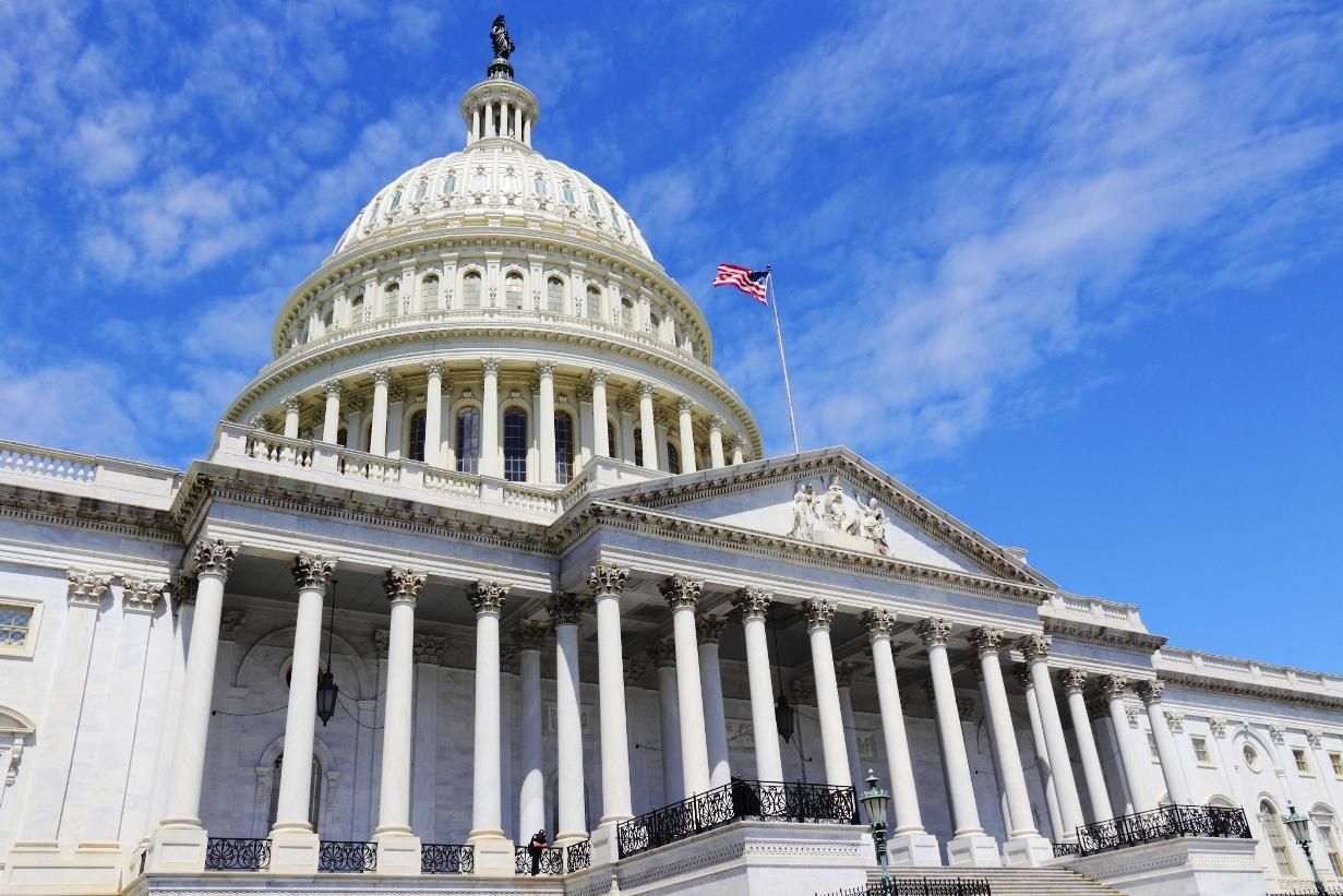 Невідомий намагався протаранити ворота Капітолію у США: є поранені Невідомий намагався протаранити ворота Капітолію у США: є поранені