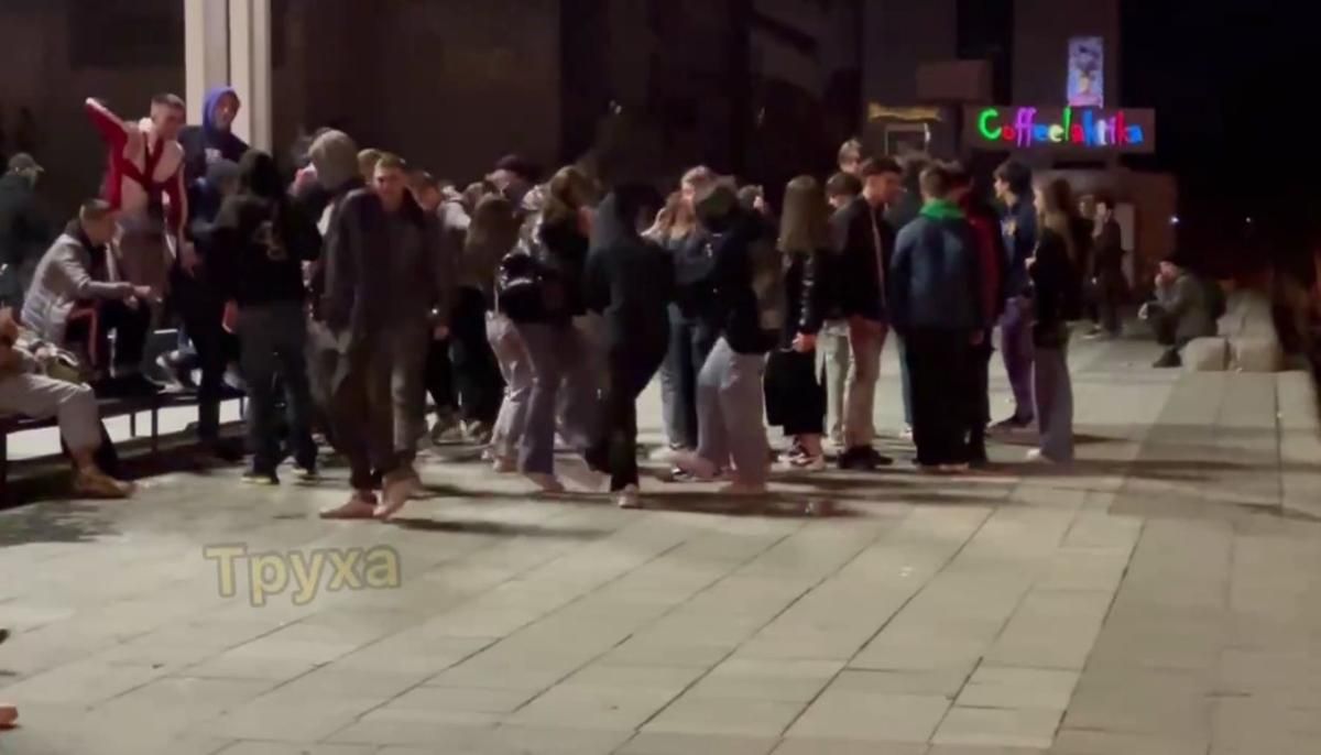 У Харкові 2 квітня 2021 молодь танцювала під Моргенштерна У Харкові 2 квітня 2021 молодь танцювала під Моргенштерна