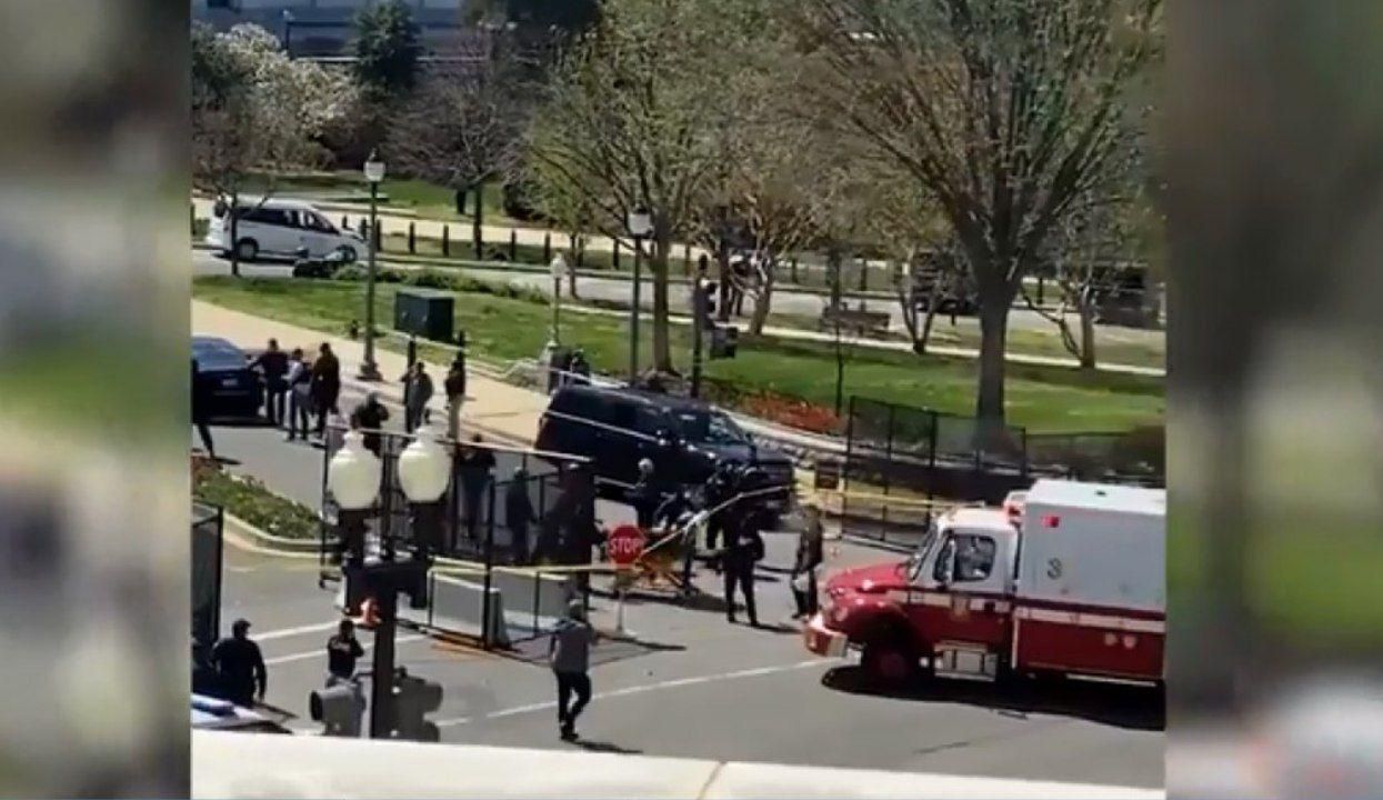 В США рассказали о погибшем нападающего на Капитолий фото В США рассказали о погибшем нападающего на Капитолий фото