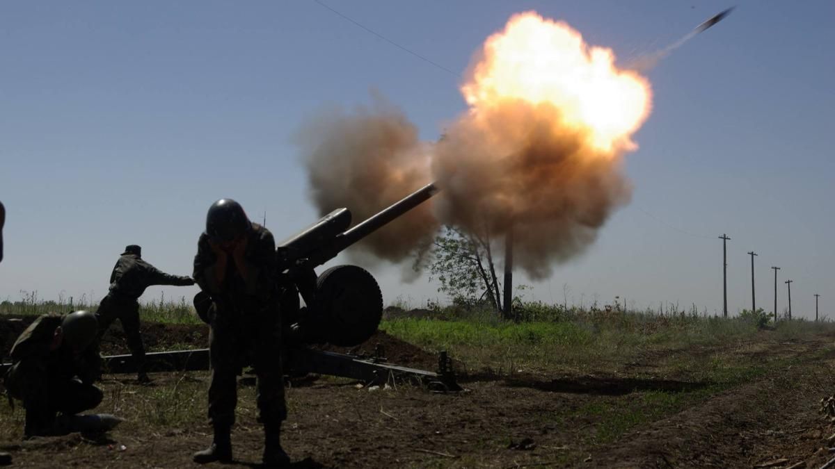 Бойовики на Донбасі гатять одразу з трьох гармат: відео