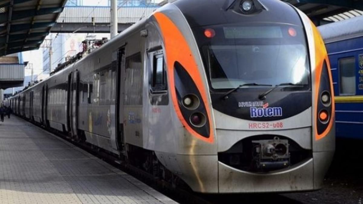 Разлитая кофе и мусора: пассажиры Интерсити сделали с поезда свинарник Разлитая кофе и мусора: пассажиры Интерсити сделали с поезда свинарник