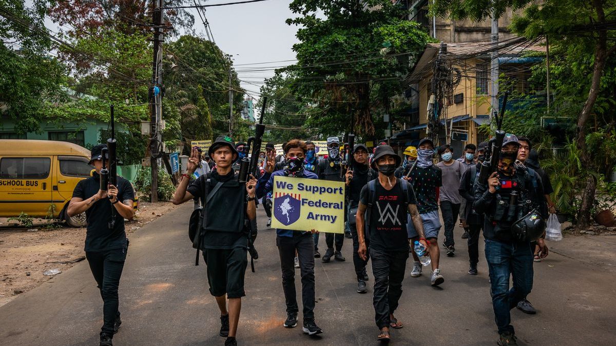 На протестах в Мьянме убили по меньшей мере 550 человек
