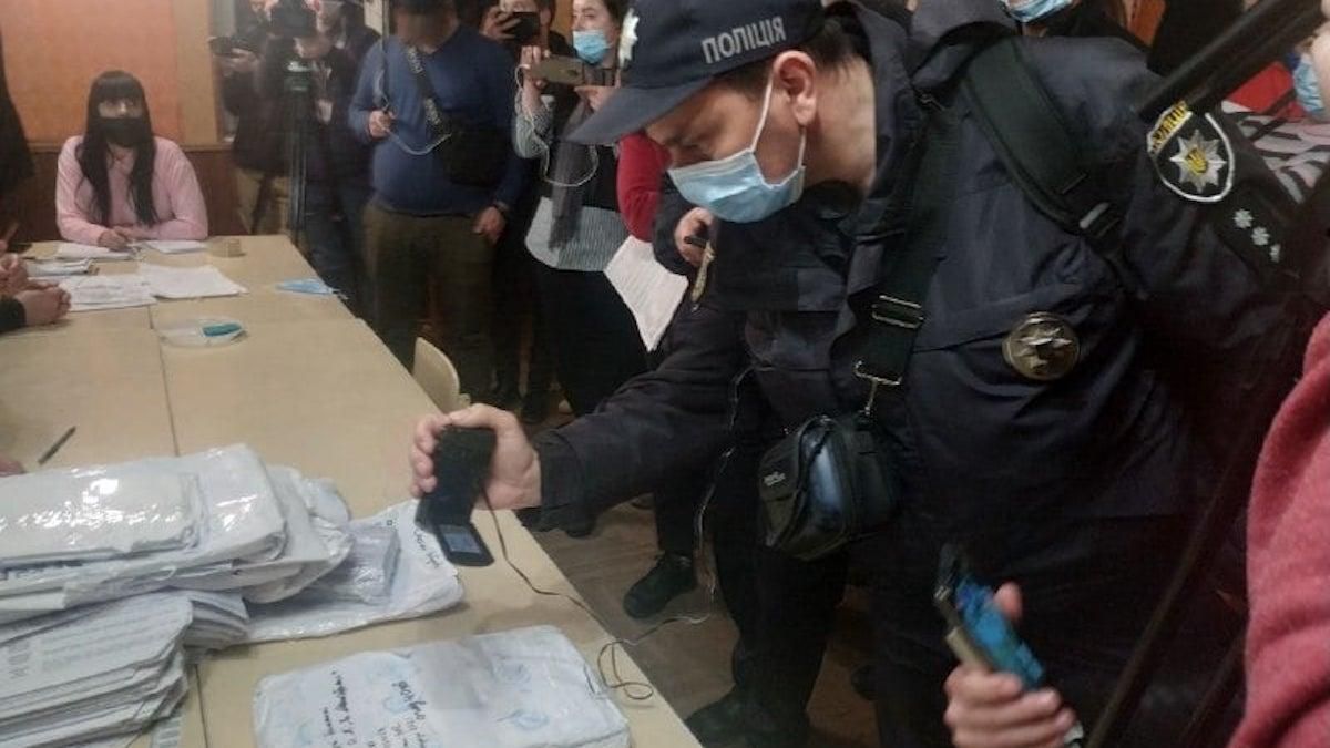 Выборы на Прикарпатье: проблемы уже на 6 участке, приехала полиция