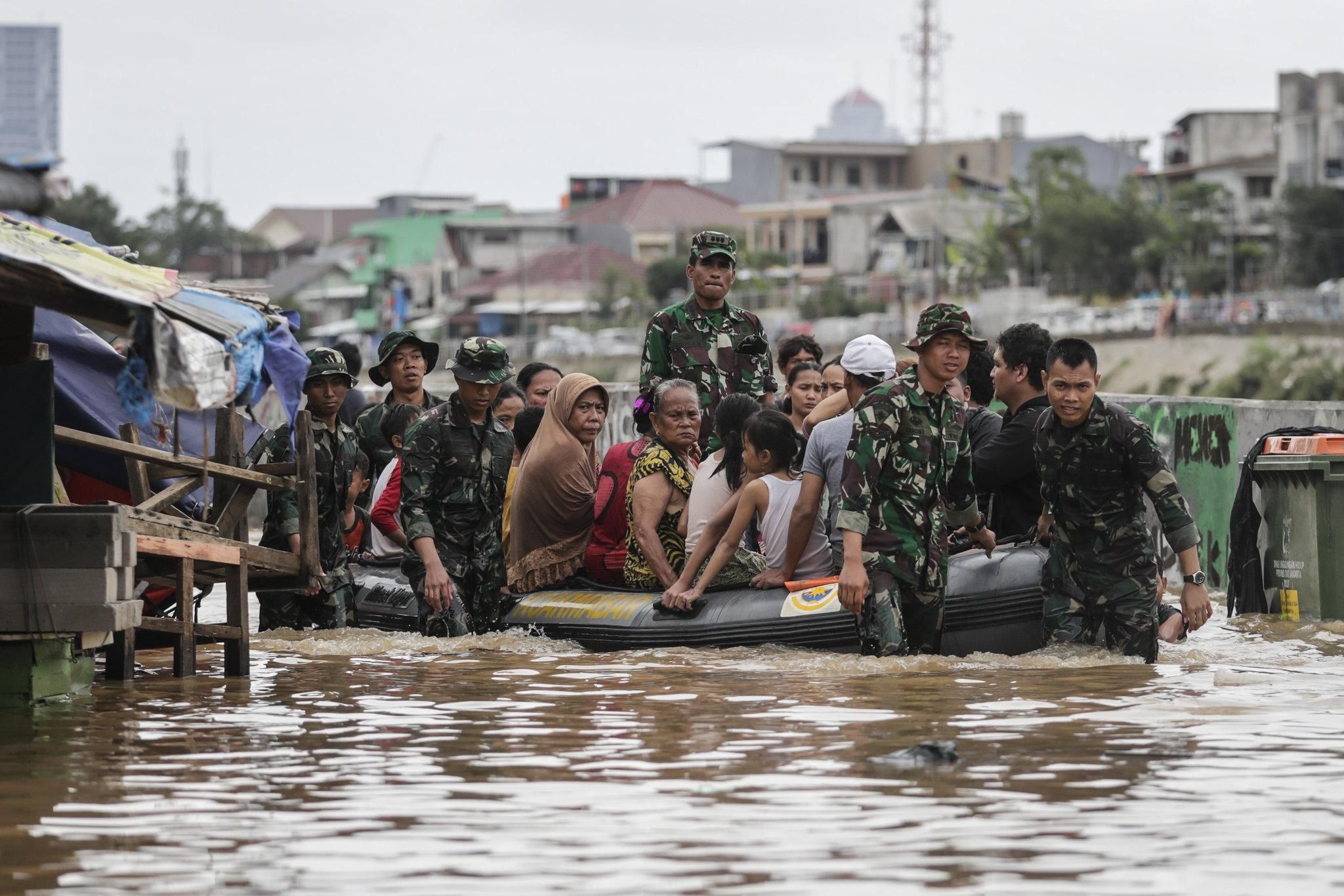 Оползни и наводнения в Индонезии 4.04.2021: погибли 20 человек, 5 пропали