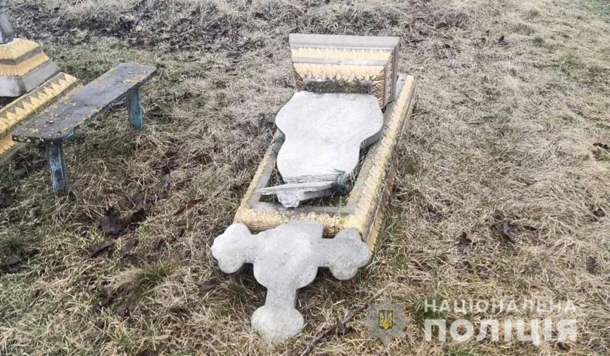 На Вінниччині підлітки пошкодили 8 пам'ятників на кладовищі