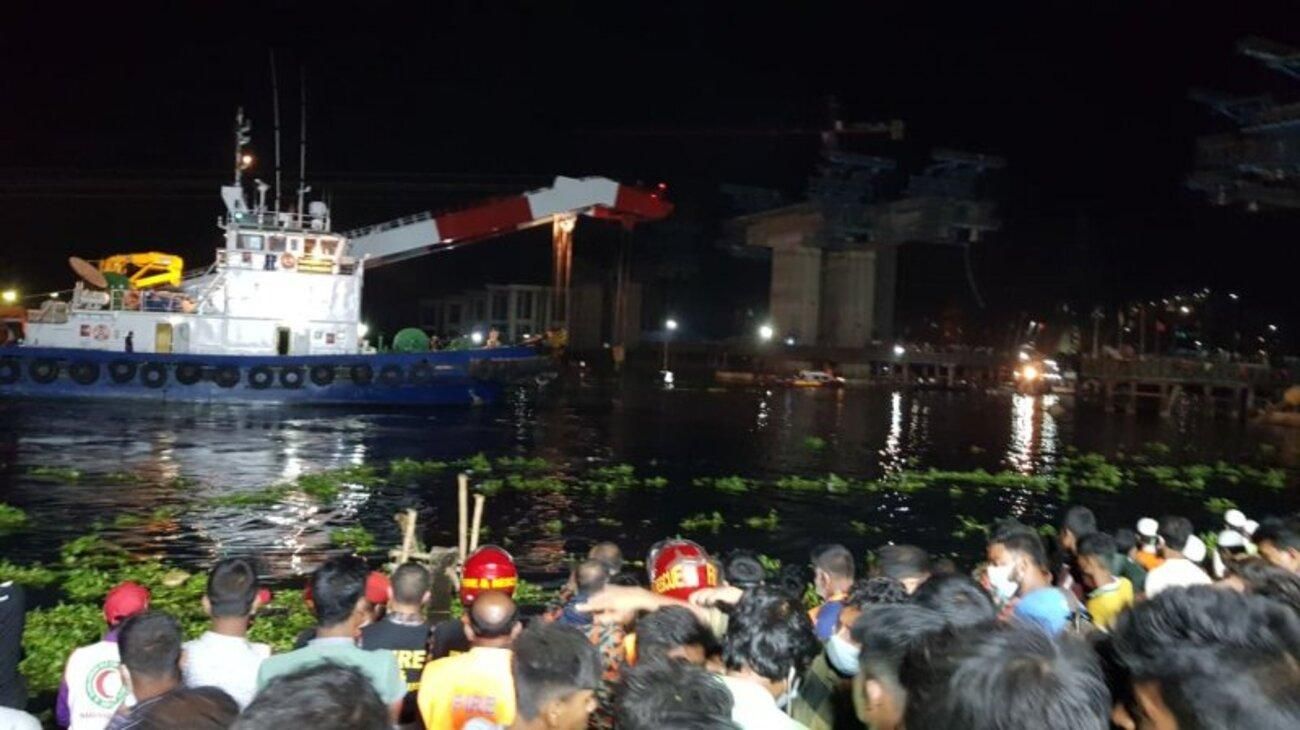 На борту були понад 50 людей: у Бангладеші затонув паром 