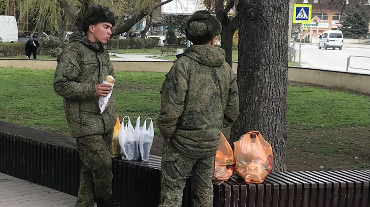 Российские военные в Феодосии массово скупают продукты: фото