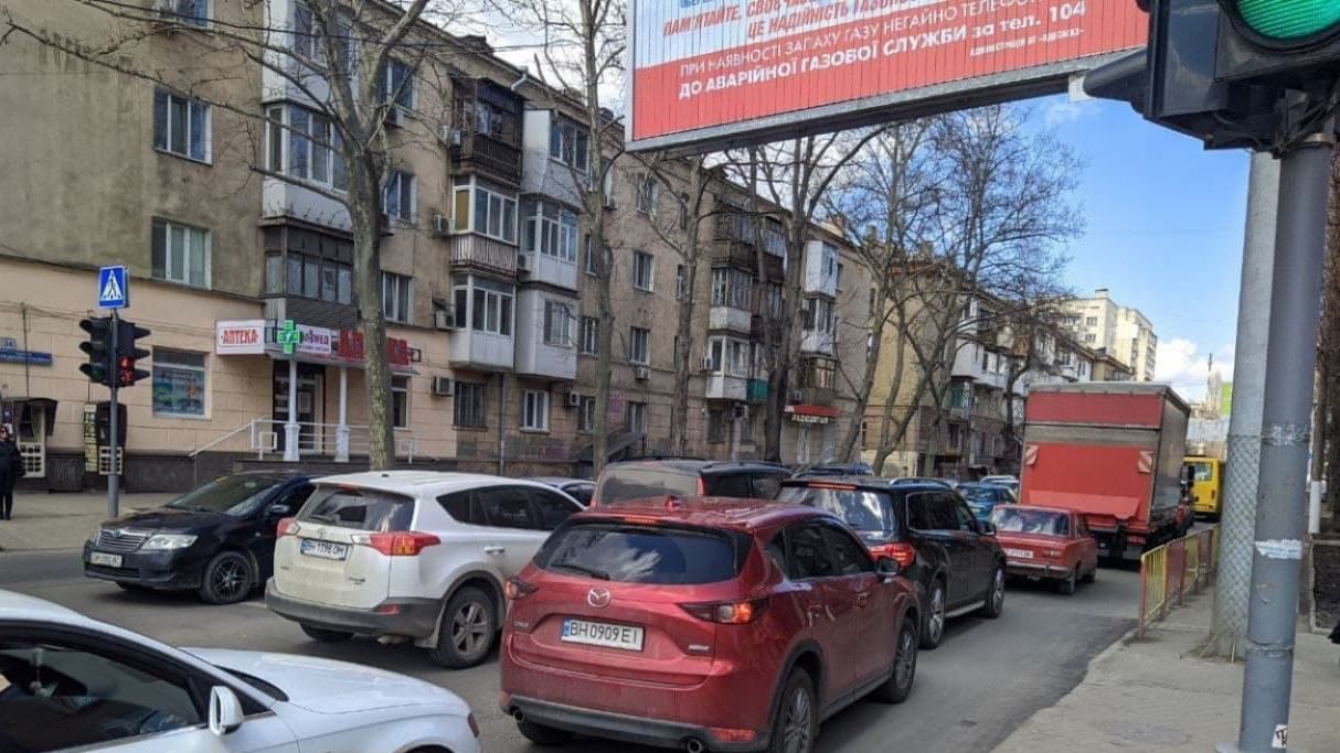 На главных автомагистралях Одессы также образовались пробки: фото На главных автомагистралях Одессы также образовались пробки: фото