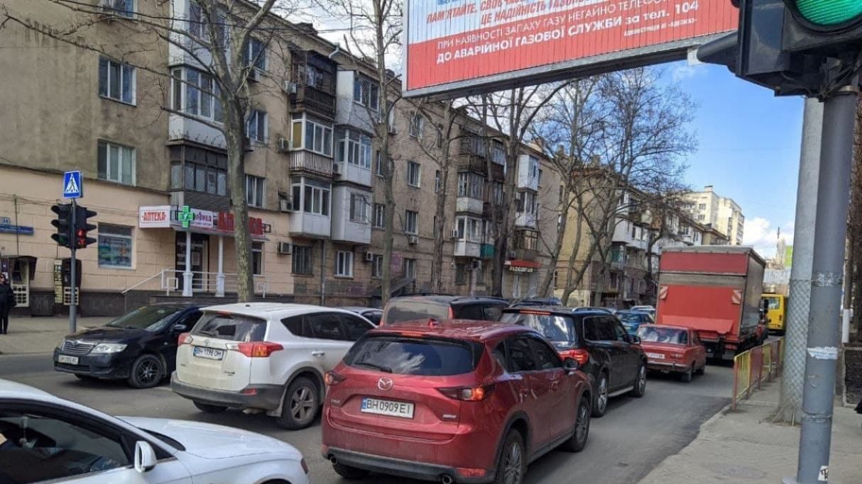 На главных автомагистралях Одессы также образовались пробки: фото
